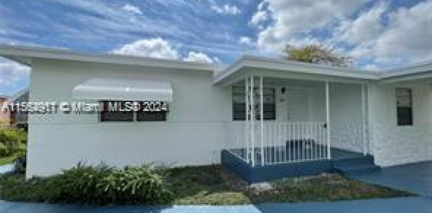 House in Opa-locka, Florida 3 bedrooms, 112.5 sq.m. № 1101532