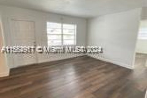 House in Opa-locka, Florida 3 bedrooms, 112.5 sq.m. № 1101532 - photo 7