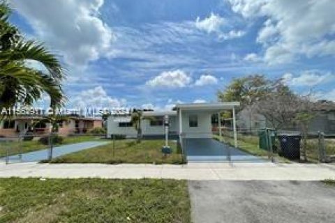 House in Opa-locka, Florida 3 bedrooms, 112.5 sq.m. № 1101532 - photo 2