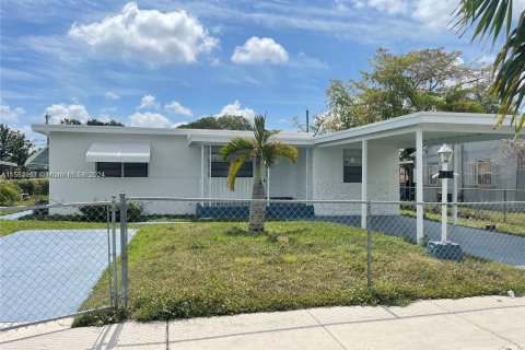 Casa en venta en Opa-locka, Florida, 3 dormitorios, 112.5 m2 № 1101532 - foto 3