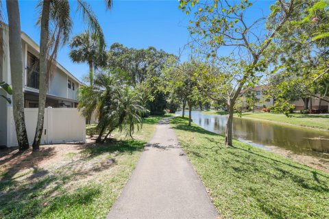 Townhouse in Coconut Creek, Florida 3 bedrooms, 134.15 sq.m. № 1102050 - photo 14