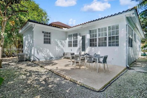 House in Coral Gables, Florida 3 bedrooms, 140.84 sq.m. № 1183999 - photo 1