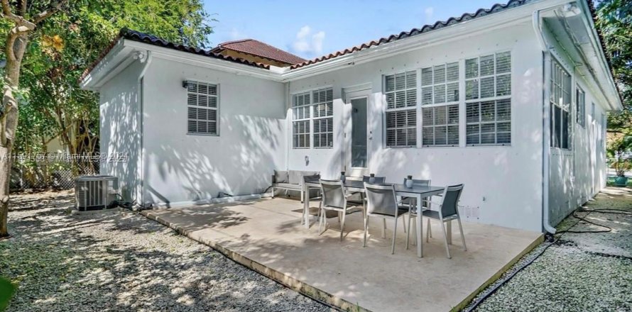 House in Coral Gables, Florida 3 bedrooms, 140.84 sq.m. № 1183999