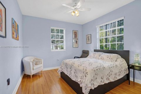 House in Coral Gables, Florida 3 bedrooms, 140.84 sq.m. № 1183999 - photo 8