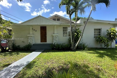 House in Miami, Florida 4 bedrooms, 148.83 sq.m. № 1183997 - photo 1