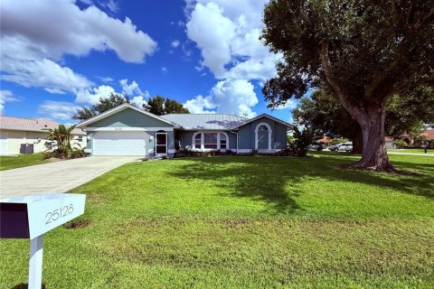 House in Punta Gorda, Florida 4 bedrooms, 200.11 sq.m. № 1383834 - photo 1