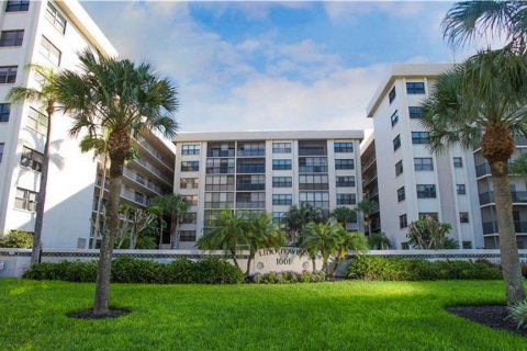 Condo in Sarasota, Florida, 2 bedrooms  № 214587 - photo 1