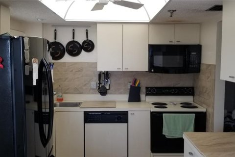 Condominio en alquiler en Sarasota, Florida, 2 dormitorios, 120.12 m2 № 214587 - foto 3