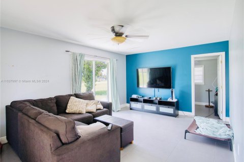 House in Miami, Florida 6 bedrooms, 218.88 sq.m. № 1310864 - photo 25