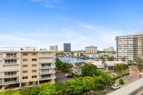 Condo in Hallandale Beach, Florida, 1 bedroom  № 1310865 - photo 3