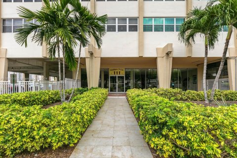 Copropriété à vendre à Hallandale Beach, Floride: 1 chambre, 76.64 m2 № 1310865 - photo 15