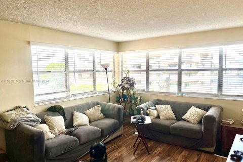 Condo in Hallandale Beach, Florida, 1 bedroom  № 1310865 - photo 6