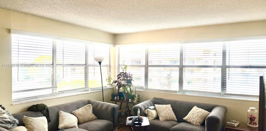 Condominio en Hallandale Beach, Florida, 1 dormitorio  № 1310865