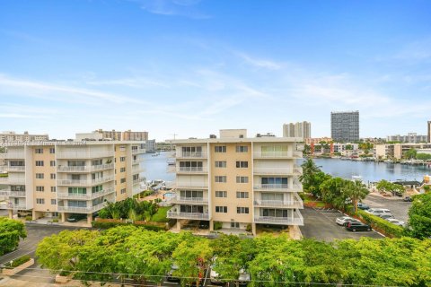 Condo in Hallandale Beach, Florida, 1 bedroom  № 1310865 - photo 2