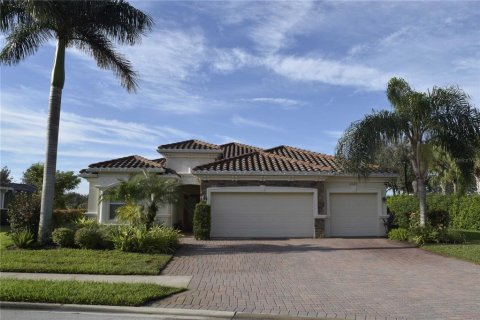 House in Naples, Florida 4 bedrooms, 210.7 sq.m. № 988521 - photo 1