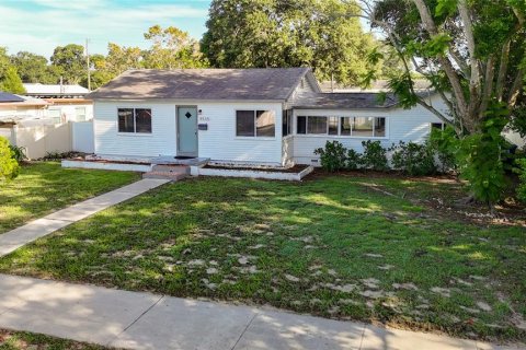 House in Saint Petersburg, Florida 3 bedrooms, 113.71 sq.m. № 1366320 - photo 7