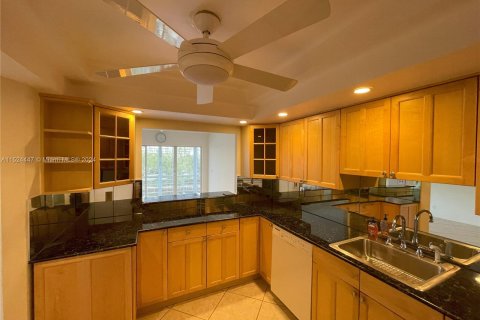 Condominio en venta en Hallandale Beach, Florida, 2 dormitorios, 105.44 m2 № 981294 - foto 14