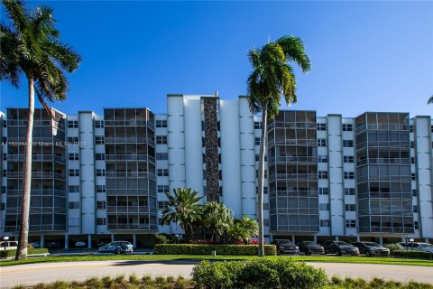 Condominio en venta en Hallandale Beach, Florida, 2 dormitorios, 105.44 m2 № 981294 - foto 1