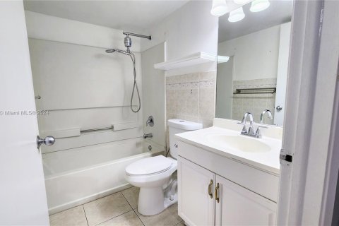 Condo in Hialeah, Florida, 2 bedrooms  № 1378898 - photo 11