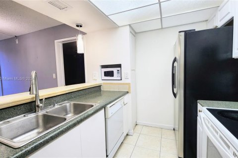 Condo in Hialeah, Florida, 2 bedrooms  № 1378898 - photo 3