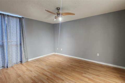 Condo in Hialeah, Florida, 2 bedrooms  № 1378898 - photo 14