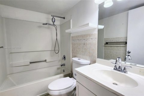 Condo in Hialeah, Florida, 2 bedrooms  № 1378898 - photo 10