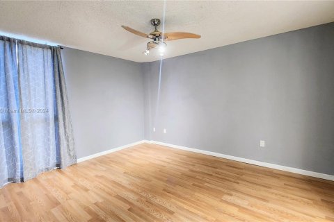 Condo in Hialeah, Florida, 2 bedrooms  № 1378898 - photo 15