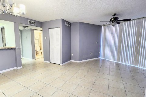 Condo in Hialeah, Florida, 2 bedrooms  № 1378898 - photo 7