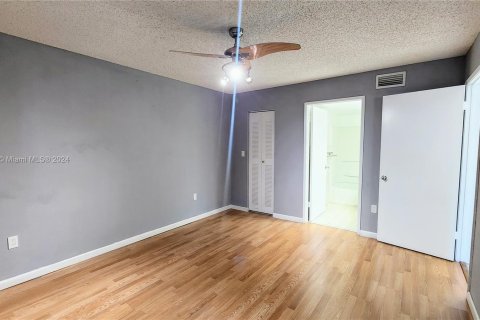 Copropriété à vendre à Hialeah, Floride: 2 chambres, 84.36 m2 № 1378898 - photo 13