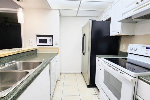 Condo in Hialeah, Florida, 2 bedrooms  № 1378898 - photo 2