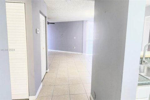 Condo in Hialeah, Florida, 2 bedrooms  № 1378898 - photo 1