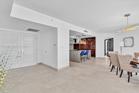 Condo in Sunny Isles Beach, Florida, 4 bedrooms  № 1206502 - photo 1