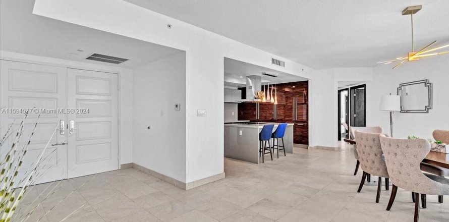 Condo à Sunny Isles Beach, Floride, 4 chambres  № 1206502