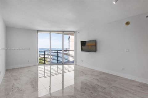 Condo in Miami, Florida, 1 bedroom  № 1367286 - photo 2