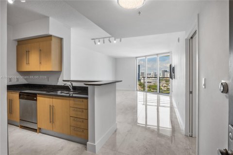 Condominio en alquiler en Miami, Florida, 1 dormitorio, 78.6 m2 № 1367286 - foto 1