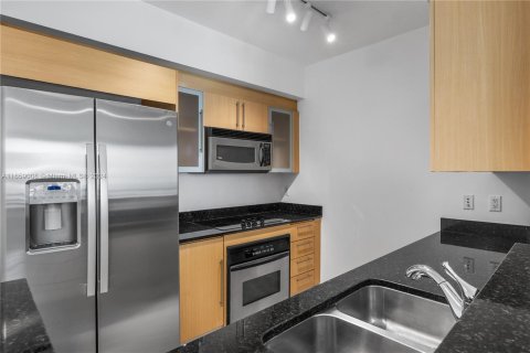 Condo in Miami, Florida, 1 bedroom  № 1367286 - photo 3