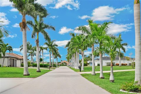 Villa ou maison à vendre à Cape Coral, Floride: 3 chambres, 237.55 m2 № 800391 - photo 2