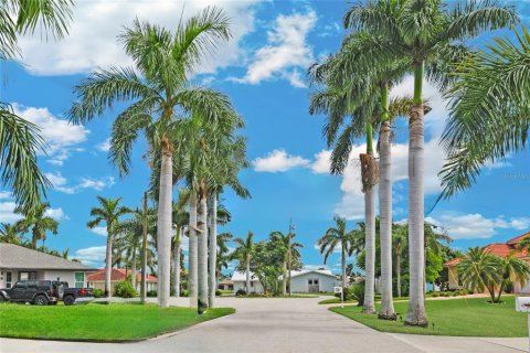 Купить виллу или дом в Кейп-Корал, Флорида 6 комнат, 237.55м2, № 800391 - фото 3