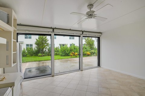 Townhouse in Lake Worth, Florida 2 bedrooms, 100.33 sq.m. № 1230366 - photo 11