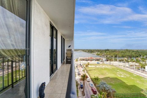 Condo in Hollywood, Florida, 1 bedroom  № 1271983 - photo 21