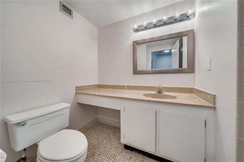 Condo in Hallandale Beach, Florida, 2 bedrooms  № 1310162 - photo 19