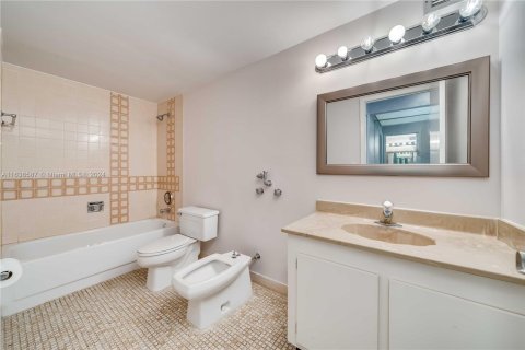 Condo in Hallandale Beach, Florida, 2 bedrooms  № 1310162 - photo 25