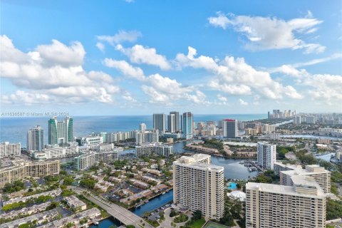 Condo in Hallandale Beach, Florida, 2 bedrooms  № 1310162 - photo 30