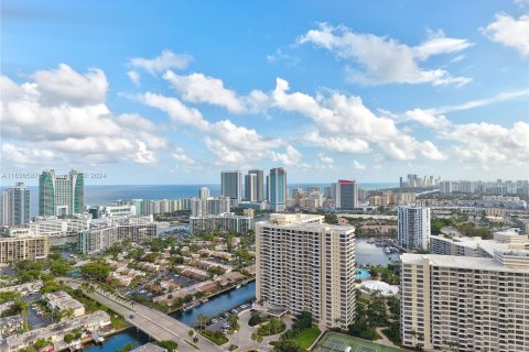 Condo in Hallandale Beach, Florida, 2 bedrooms  № 1310162 - photo 29