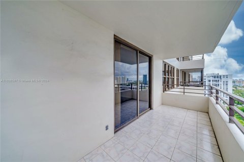 Condo in Hallandale Beach, Florida, 2 bedrooms  № 1310162 - photo 16