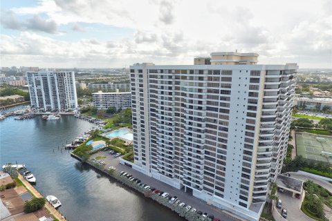 Condo in Hallandale Beach, Florida, 2 bedrooms  № 1310162 - photo 3