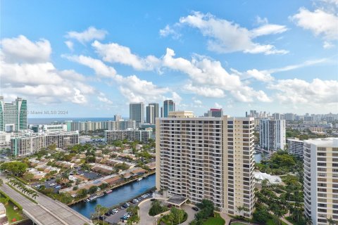 Condo in Hallandale Beach, Florida, 2 bedrooms  № 1310162 - photo 12