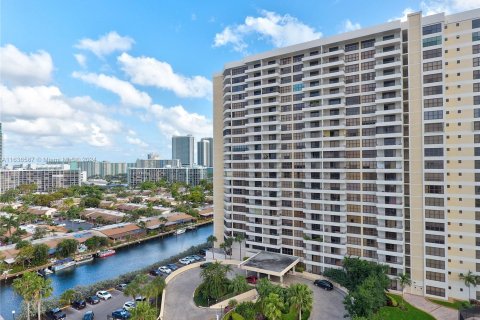 Condo in Hallandale Beach, Florida, 2 bedrooms  № 1310162 - photo 28