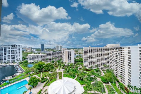 Condo in Hallandale Beach, Florida, 2 bedrooms  № 1310162 - photo 27