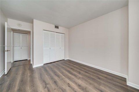 Condo in Hallandale Beach, Florida, 2 bedrooms  № 1310162 - photo 20